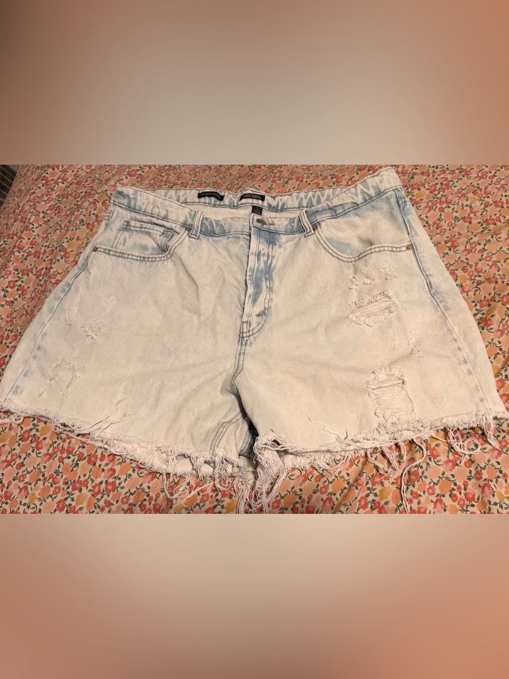 Women's distressed light wash denim button fly shorts size 17